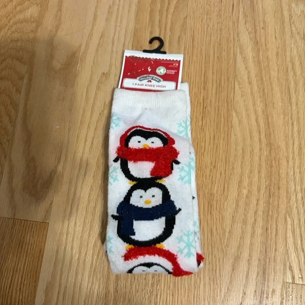 Penguin Knee High Socks NEW Sz 4-10 Women’s Christmas Winter